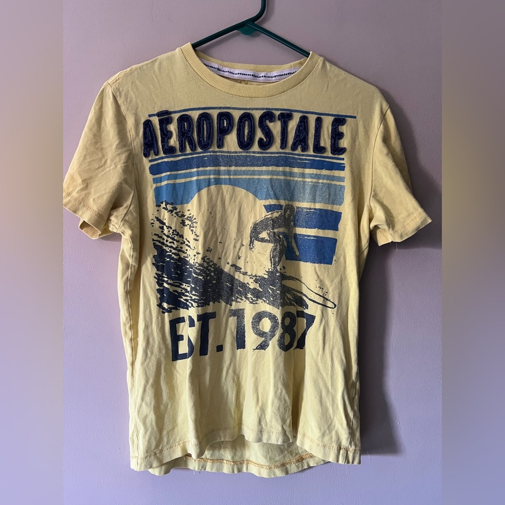 Aeropostale S/P yellow graphic short sleeve T  est. 1987 with a surfer graphic